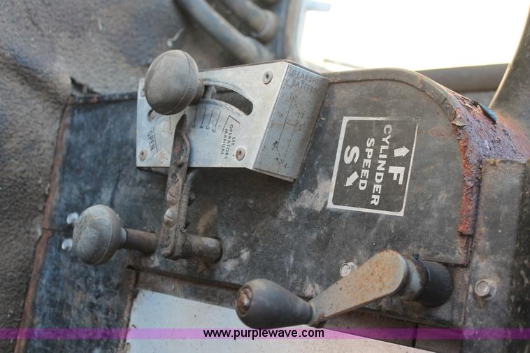 image for item K8875 1975 Gleaner L combine