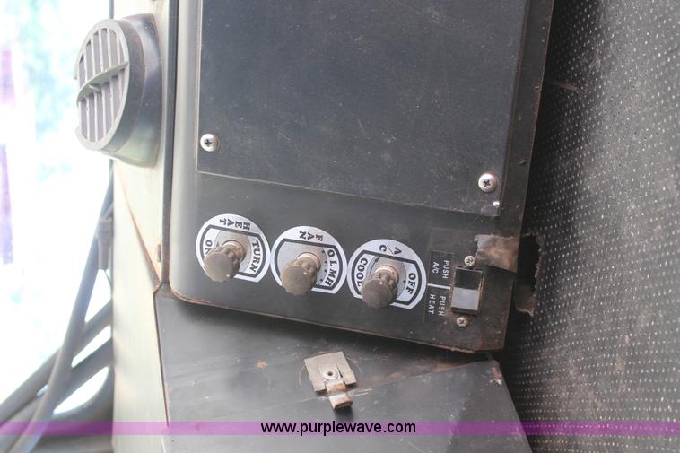 image for item K8875 1975 Gleaner L combine