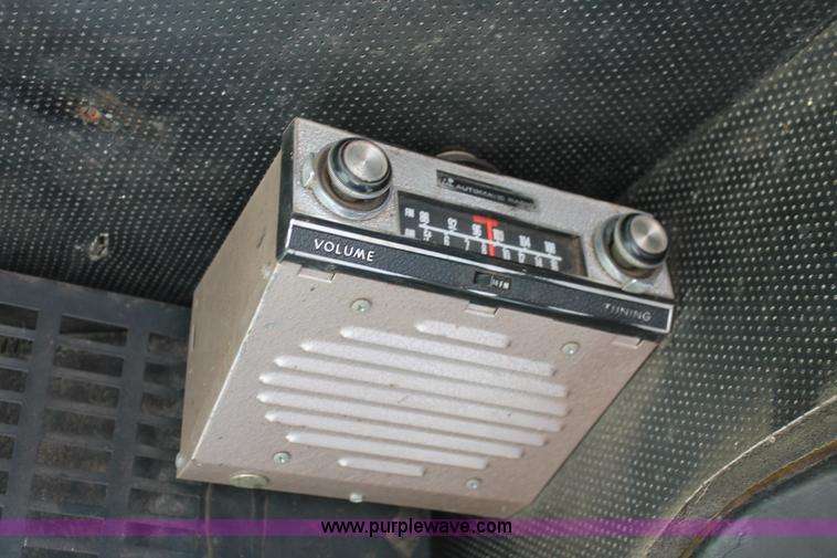 image for item K8875 1975 Gleaner L combine