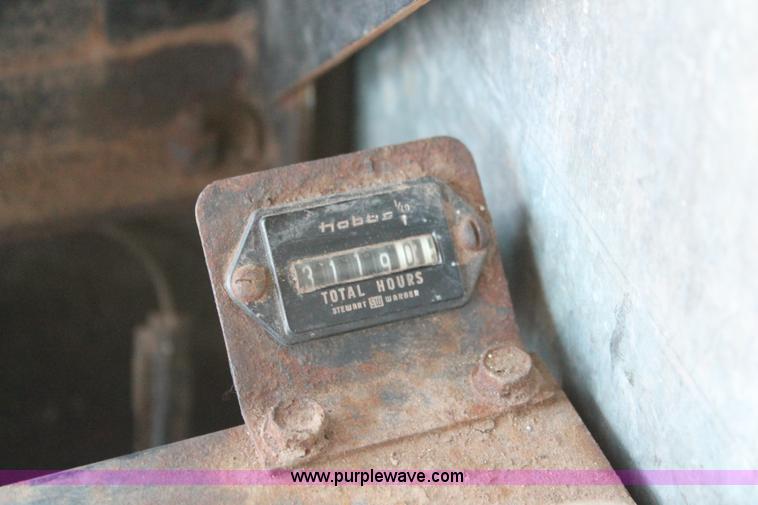 image for item K8875 1975 Gleaner L combine