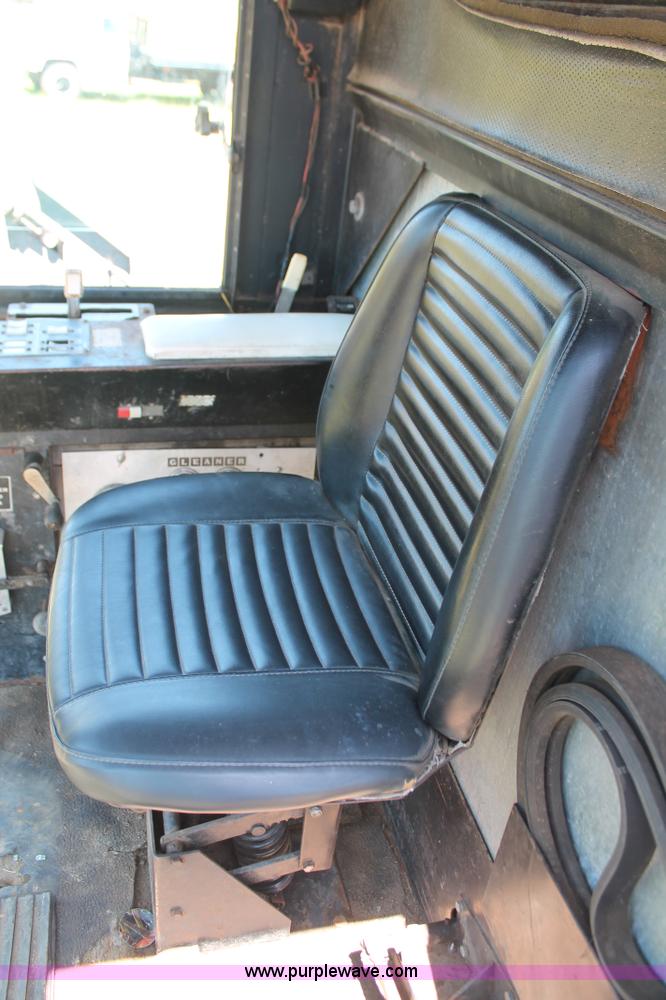 image for item K8875 1975 Gleaner L combine