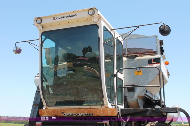 image for item K8875 1975 Gleaner L combine