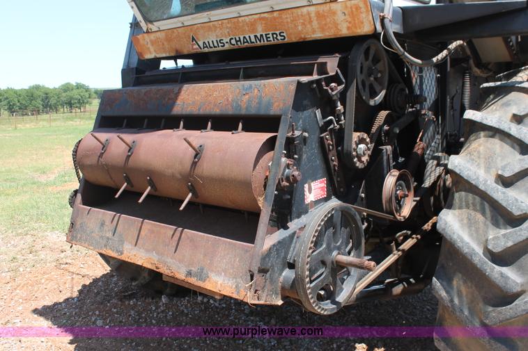 image for item K8875 1975 Gleaner L combine