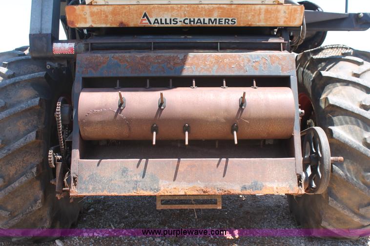 image for item K8875 1975 Gleaner L combine