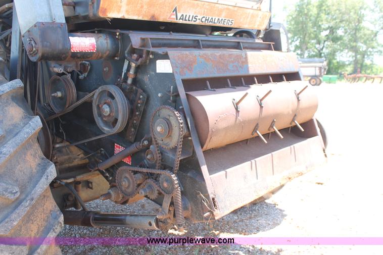 image for item K8875 1975 Gleaner L combine