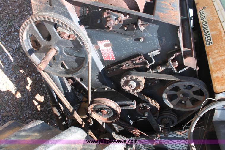 image for item K8875 1975 Gleaner L combine