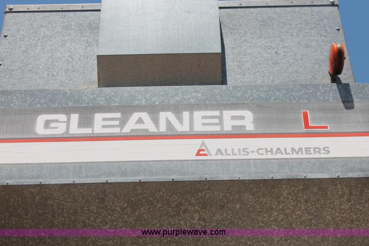 image for item K8875 1975 Gleaner L combine