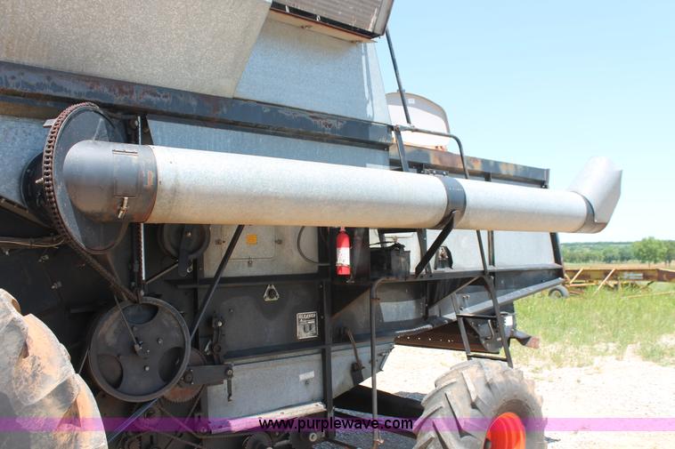image for item K8875 1975 Gleaner L combine