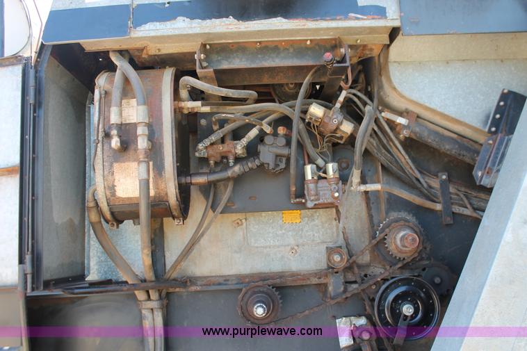 image for item K8875 1975 Gleaner L combine