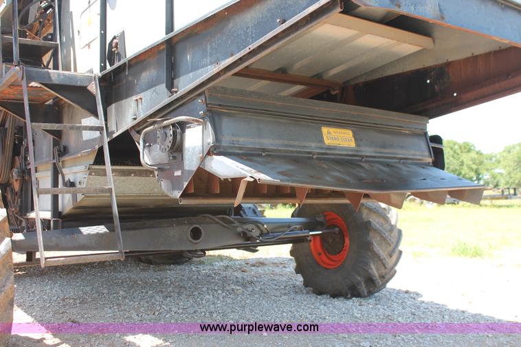 image for item K8875 1975 Gleaner L combine