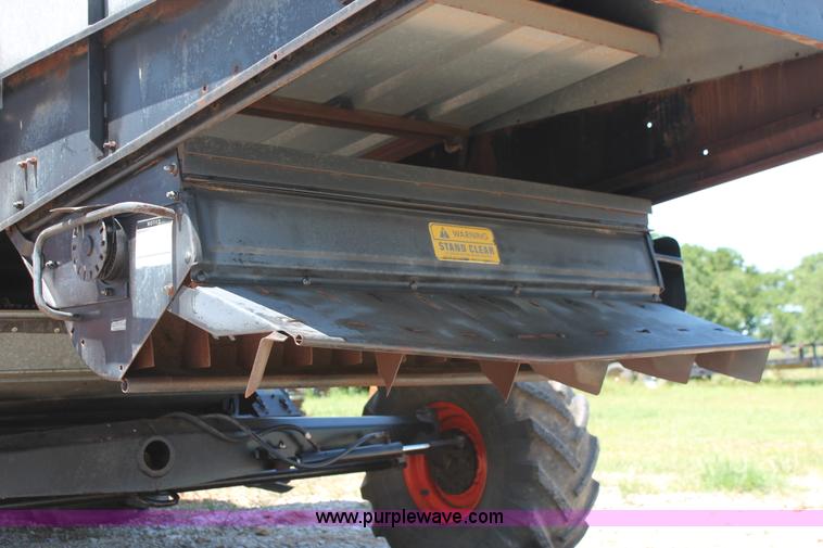 image for item K8875 1975 Gleaner L combine
