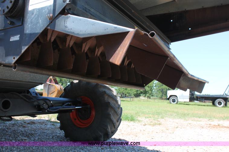 image for item K8875 1975 Gleaner L combine