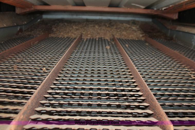 image for item K8875 1975 Gleaner L combine