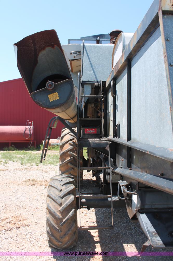 image for item K8875 1975 Gleaner L combine