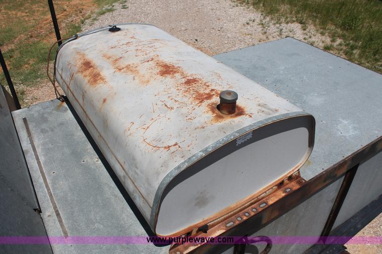 image for item K8875 1975 Gleaner L combine