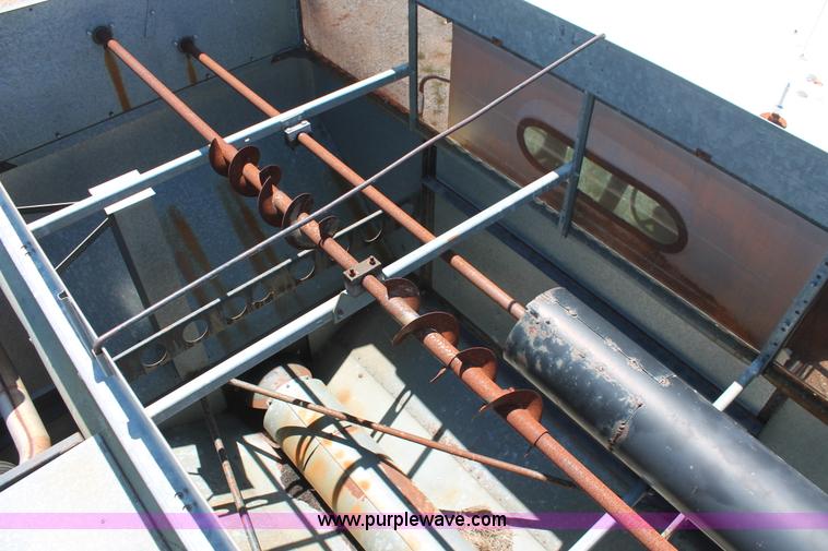 image for item K8875 1975 Gleaner L combine