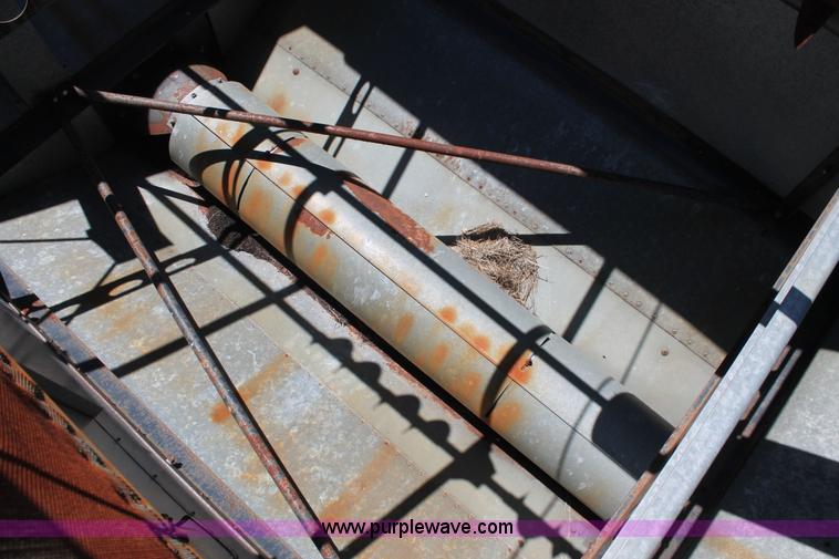 image for item K8875 1975 Gleaner L combine