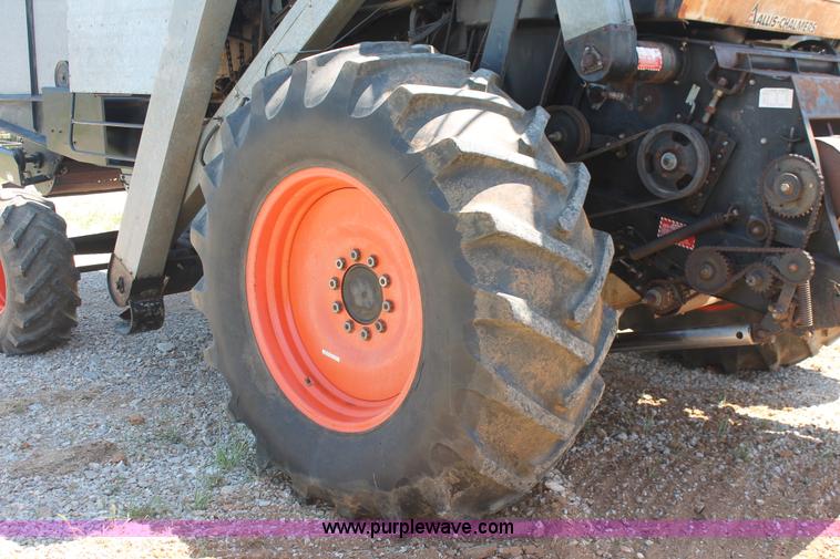 image for item K8875 1975 Gleaner L combine