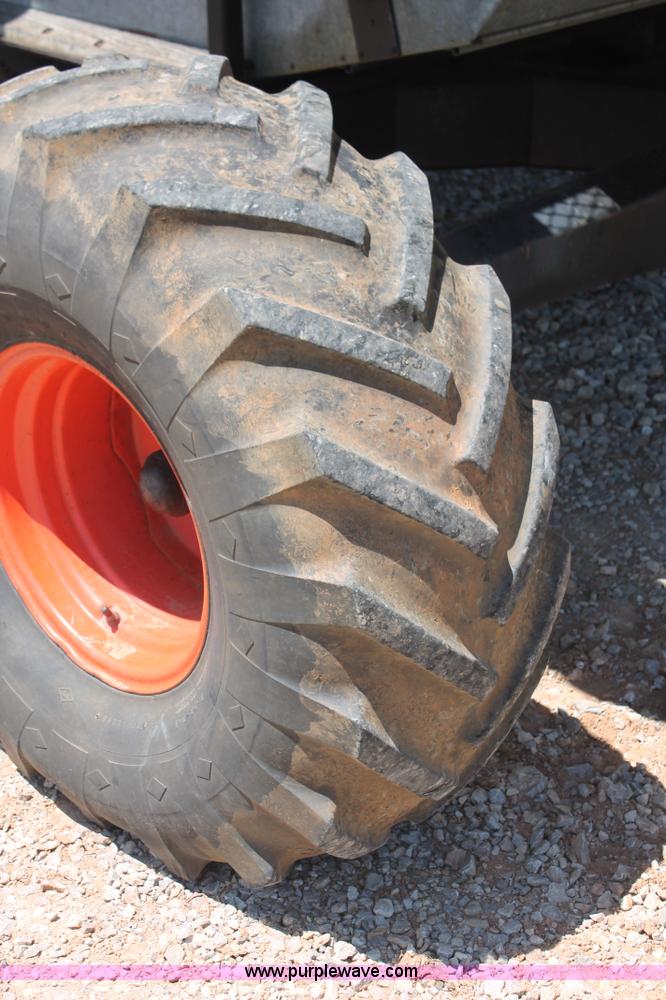 image for item K8875 1975 Gleaner L combine