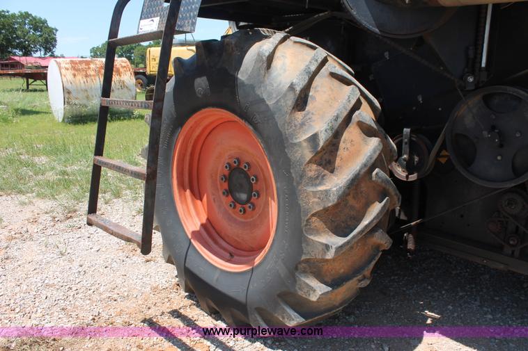 image for item K8875 1975 Gleaner L combine