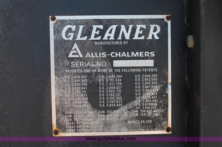 image for item K8875 1975 Gleaner L combine