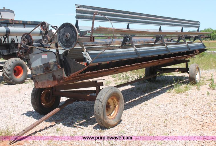 image for item K8875 1975 Gleaner L combine