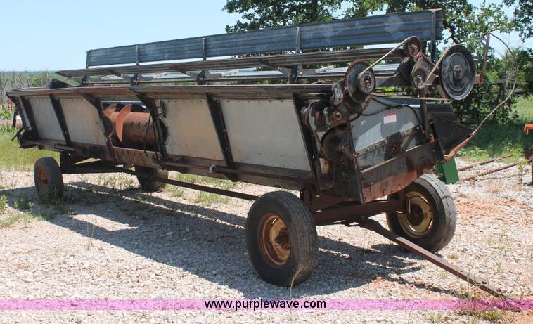 image for item K8875 1975 Gleaner L combine