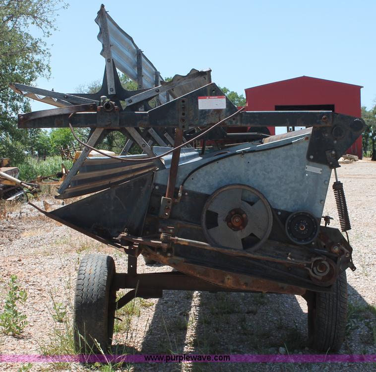 image for item K8875 1975 Gleaner L combine