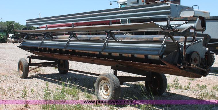 image for item K8875 1975 Gleaner L combine