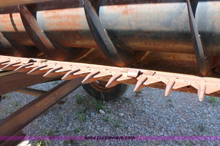 image for item K8875 1975 Gleaner L combine