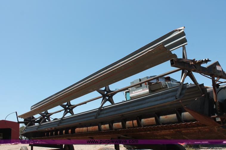 image for item K8875 1975 Gleaner L combine