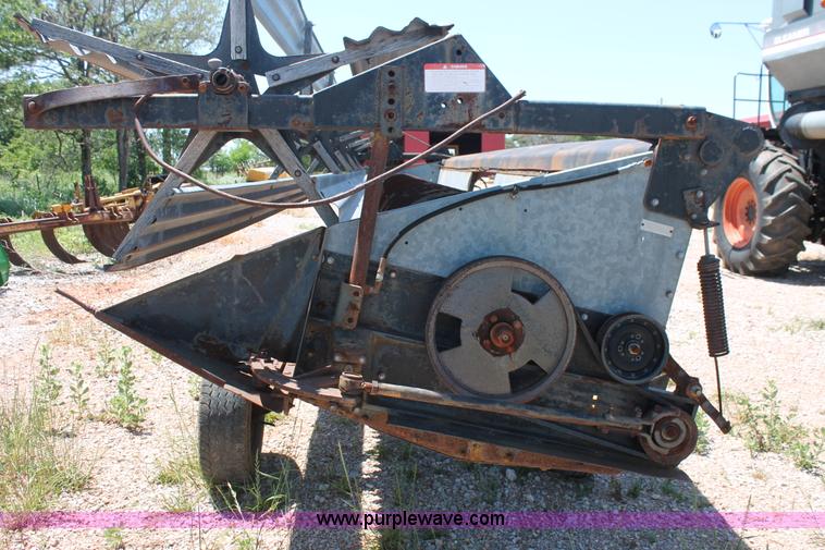 image for item K8875 1975 Gleaner L combine