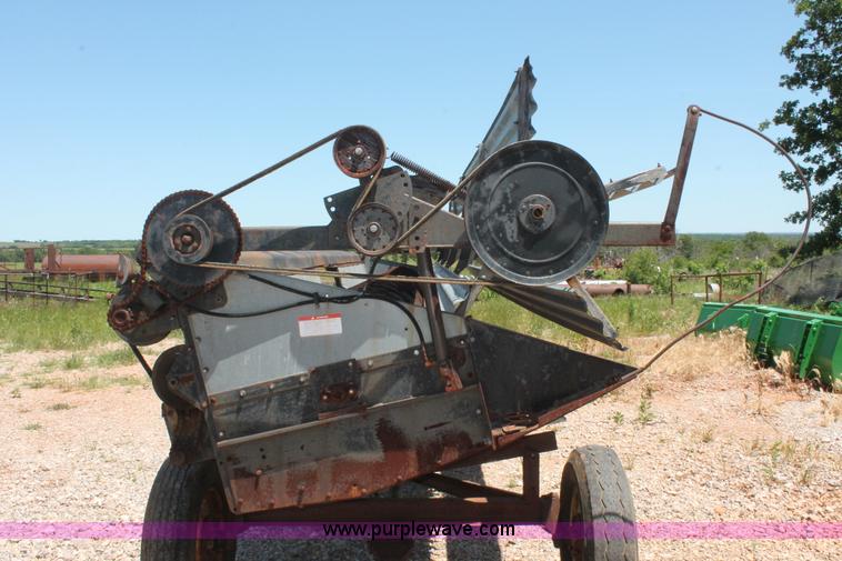 image for item K8875 1975 Gleaner L combine