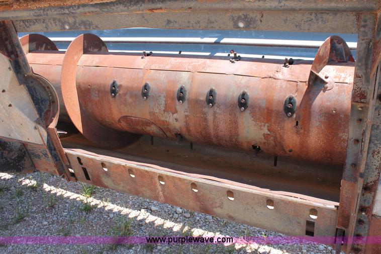 image for item K8875 1975 Gleaner L combine