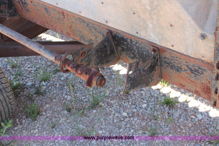 image for item K8875 1975 Gleaner L combine