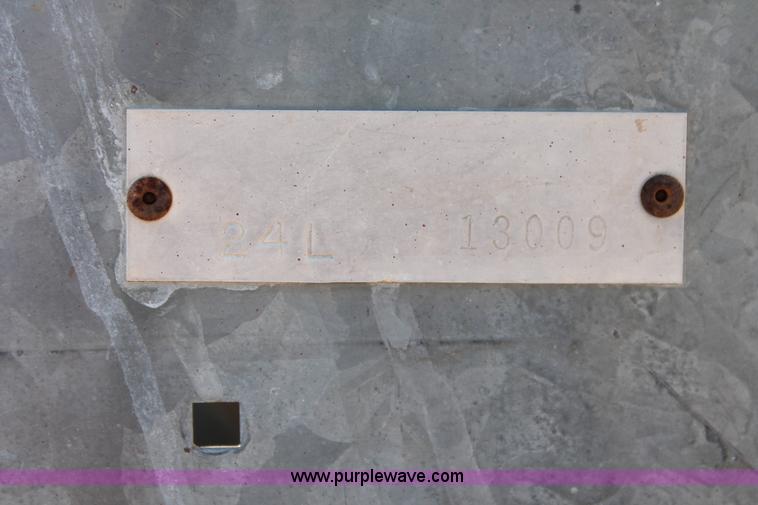 image for item K8875 1975 Gleaner L combine