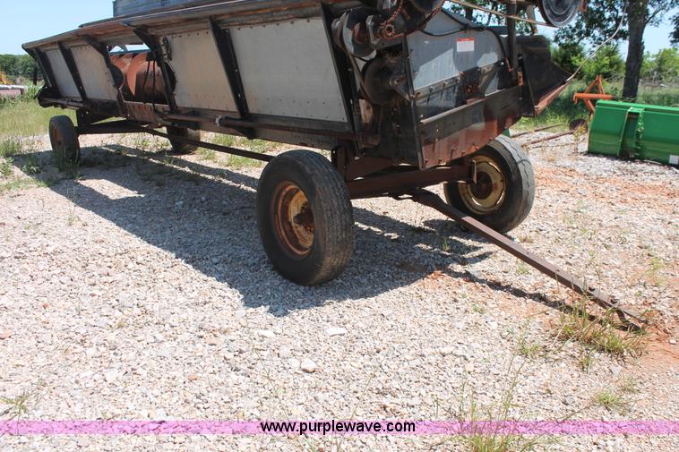 image for item K8875 1975 Gleaner L combine