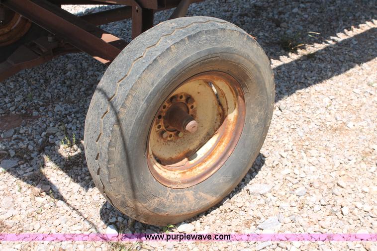 image for item K8875 1975 Gleaner L combine