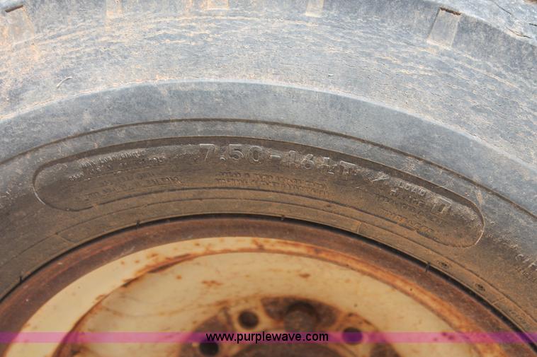 image for item K8875 1975 Gleaner L combine