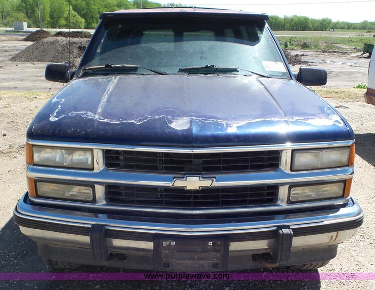 image for item L2114 1994 Chevrolet Suburban K1500 SUV