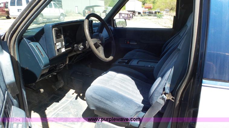 image for item L2114 1994 Chevrolet Suburban K1500 SUV