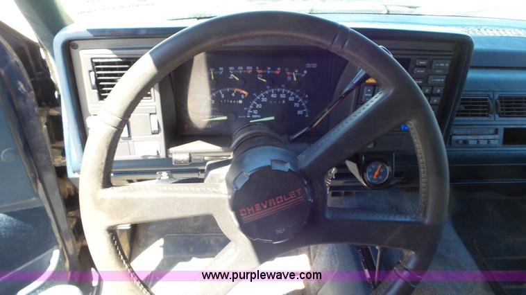 image for item L2114 1994 Chevrolet Suburban K1500 SUV