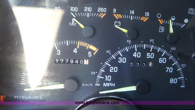 image for item L2114 1994 Chevrolet Suburban K1500 SUV