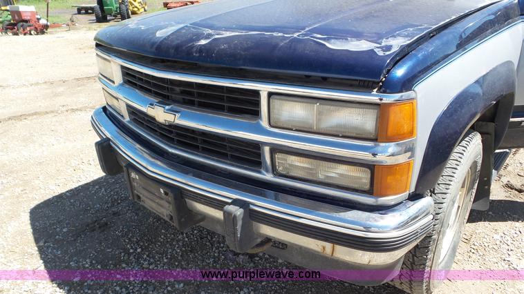 image for item L2114 1994 Chevrolet Suburban K1500 SUV