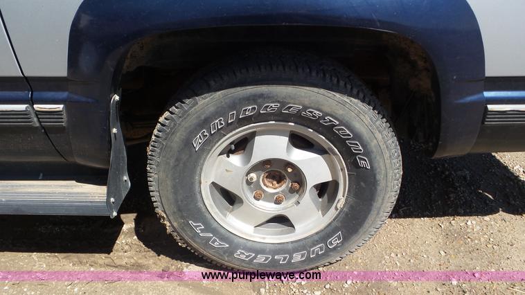 image for item L2114 1994 Chevrolet Suburban K1500 SUV