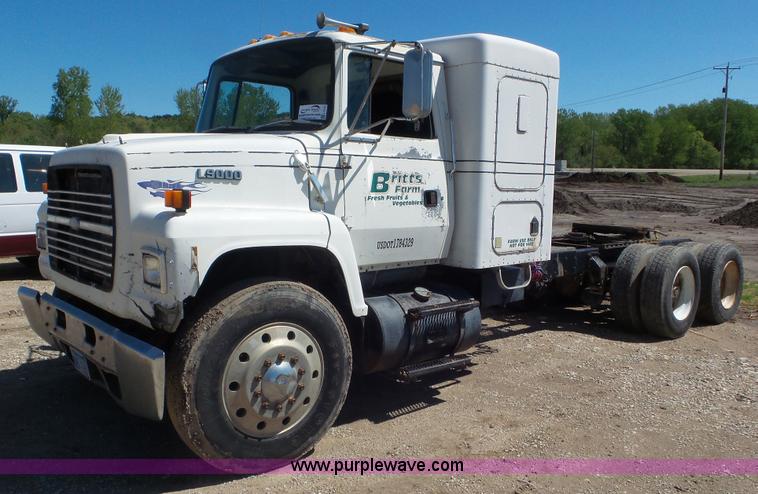 image for item L2115 1992 Ford LN9000 semi truck