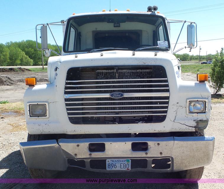 image for item L2115 1992 Ford LN9000 semi truck