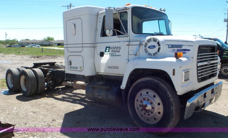 image for item L2115 1992 Ford LN9000 semi truck