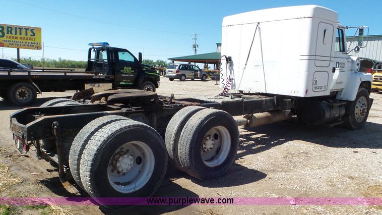 image for item L2115 1992 Ford LN9000 semi truck