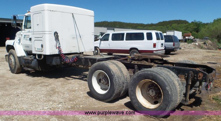 image for item L2115 1992 Ford LN9000 semi truck